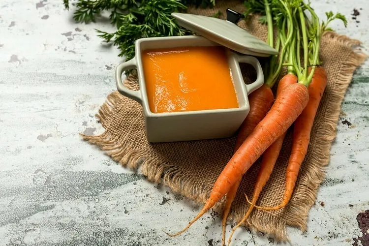 Curried carrot soup with onion and vegetable broth