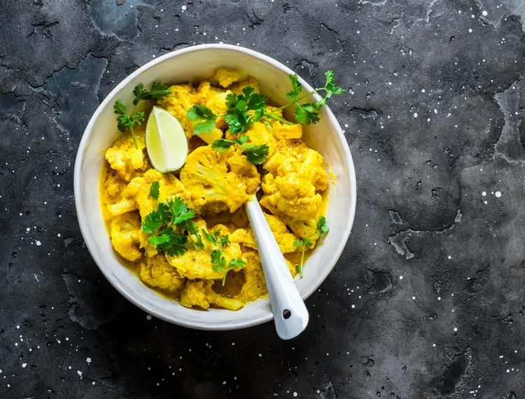 Curry cauliflower with peanut butter, almonds and olive oil