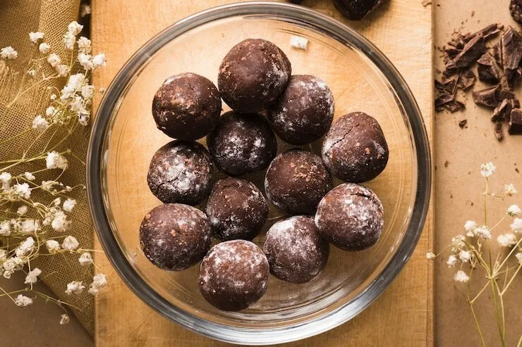Chocolatey date almond bliss balls