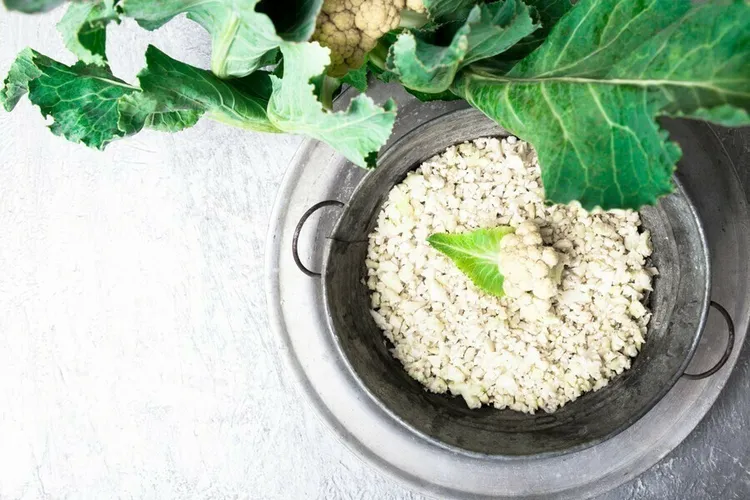 Garlic and onion cauliflower rice - a quick and easy side dish!
