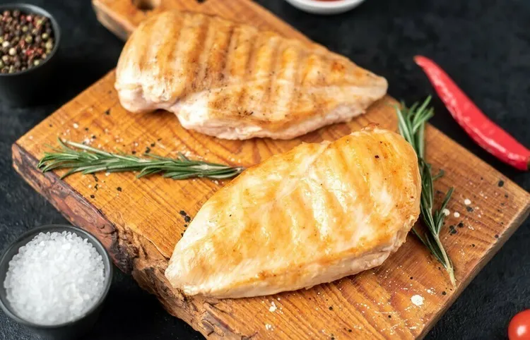 Garlic-infused chicken breasts with olive oil