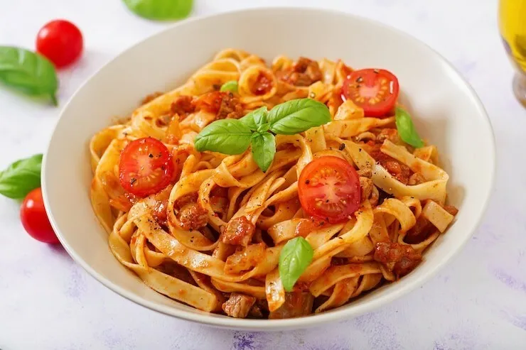 Whole-wheat pasta with tomato, basil and olive oil