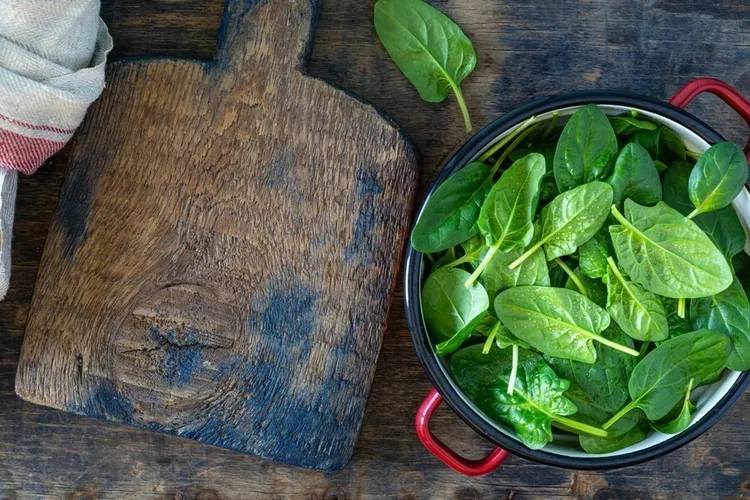 Spinach and scallion salad with lemon and olive oil