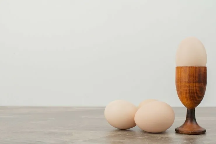 Easy-peel hard-boiled eggs with vinegar and salt