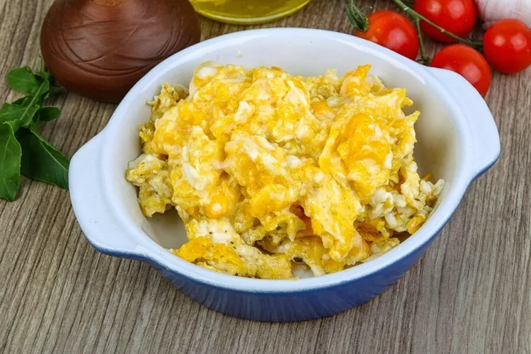 Onion and egg scramble with black pepper and vinegar