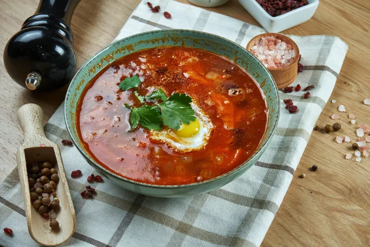 Tomato and egg soup with ginger and soy sauce