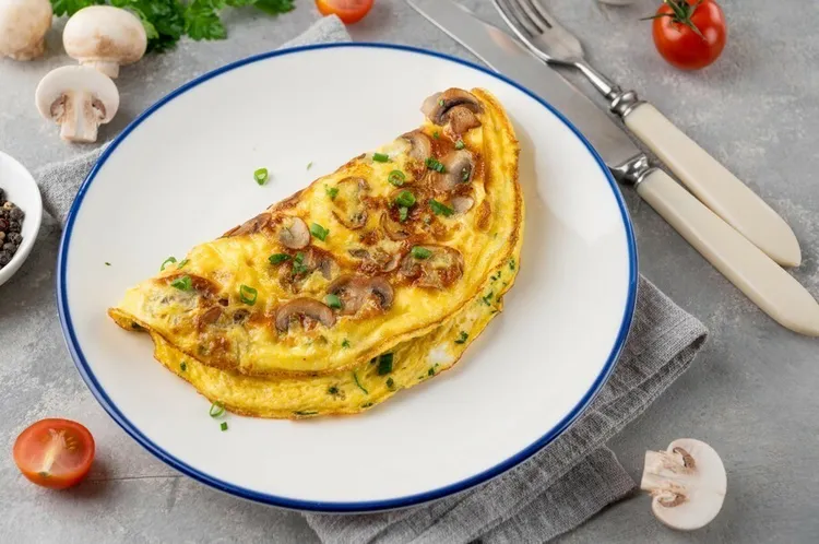 Mushroom and egg white omelet with olive oil and seasonings