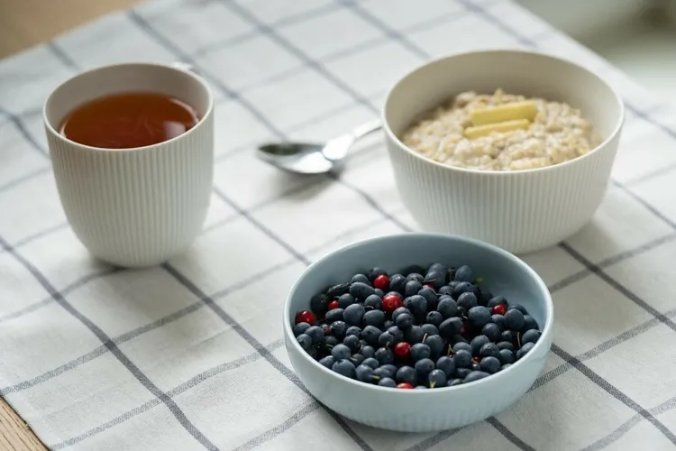 Blueberry-infused egg white oatmeal
