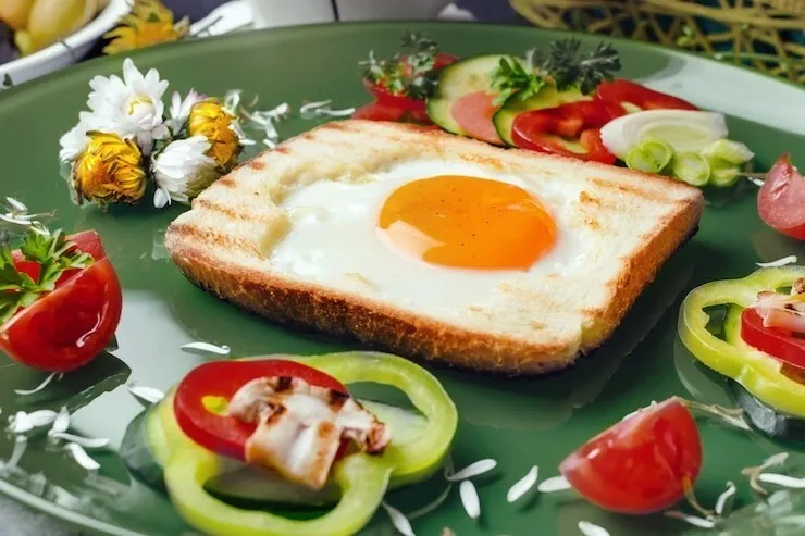 Egg hats with goat cheese and whole-wheat toast