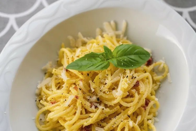 Whole-wheat farfalline carbonara with bacon, peas and parmesan cheese