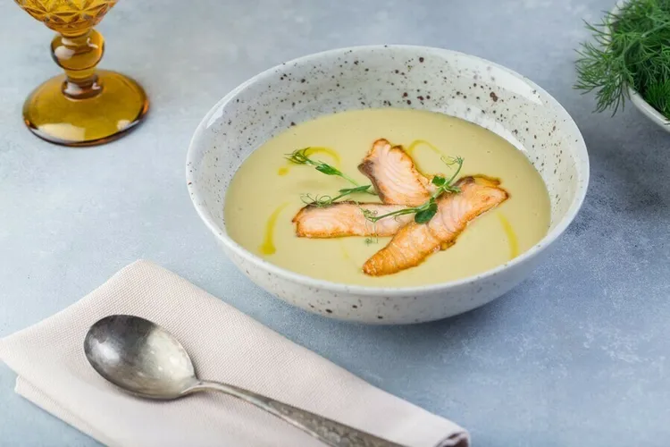 Fennel-potato soup with smoked salmon