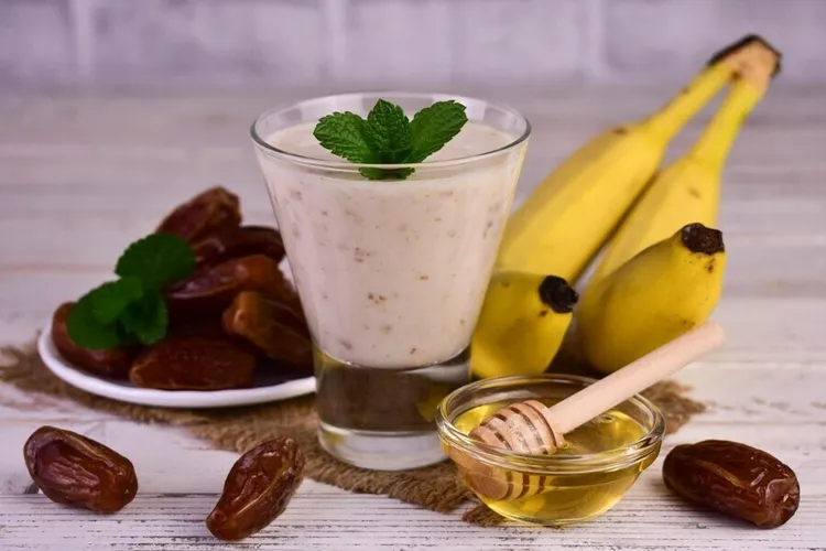 Fig, date and cashew banana smoothie