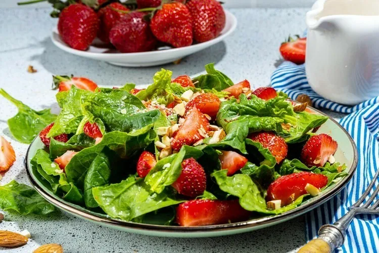 Fresh and fruity chicken spinach salad with strawberries and red onion