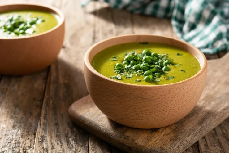 Fresh pea soup with spinach and garlic