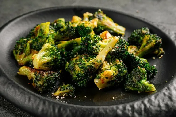 Fried broccoli with red pepper and salt
