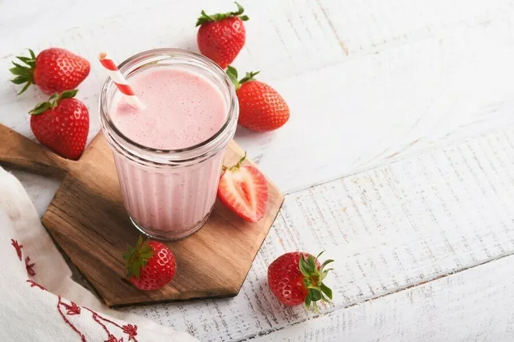 Frosty fruit & flaxseed protein smoothie