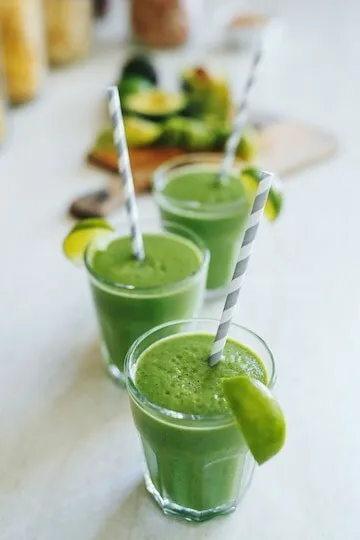 Green spinach, apple and ginger smoothie