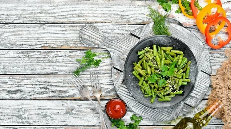 Garlic balsamic green beans with olive oil and black pepper