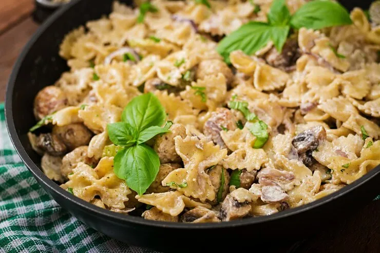 Garlic mushroom whole-wheat pasta with butter and onion