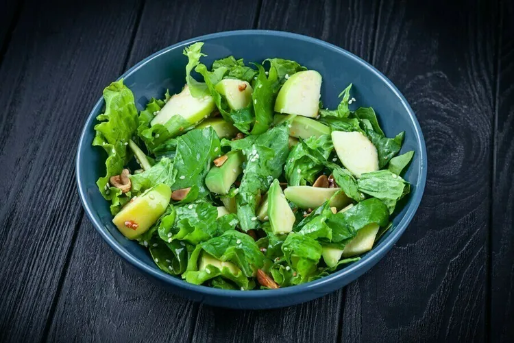 Warm spinach and apple salad with goat cheese and vinegar