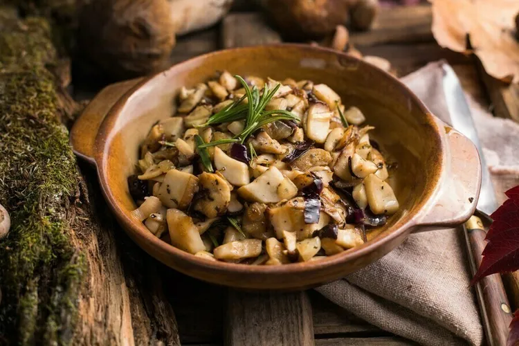 Gong bao rice with mushrooms, cashews and onions