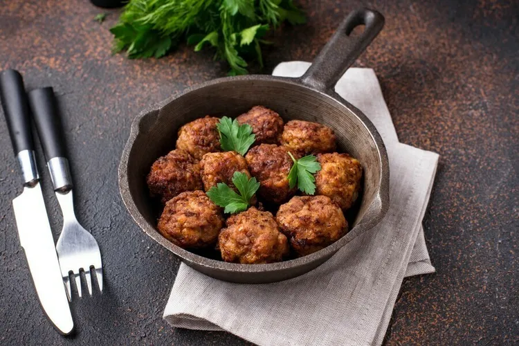 Mediterranean-style beef meatballs with parsley, oregano and spearmint