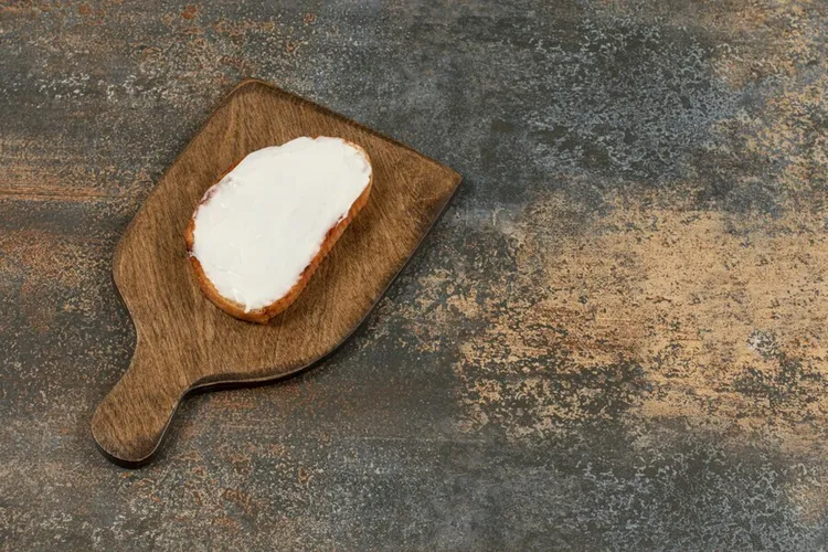 Honey-infused greek yogurt toast