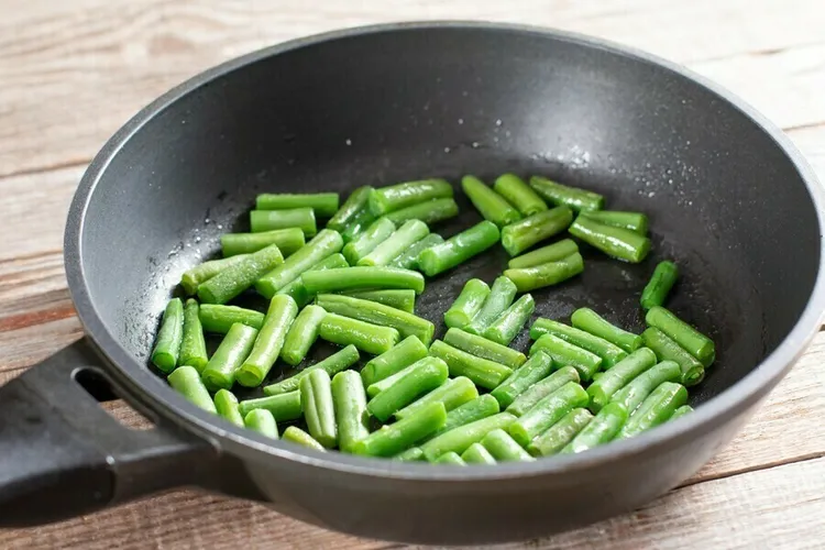 Garlic-balsamic green beans with olive oil