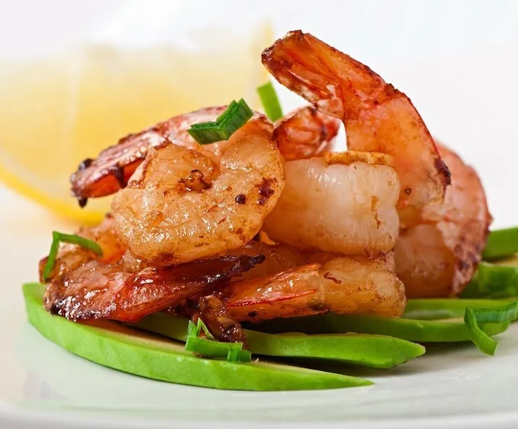 Grilled oregano shrimp with onion and olive oil