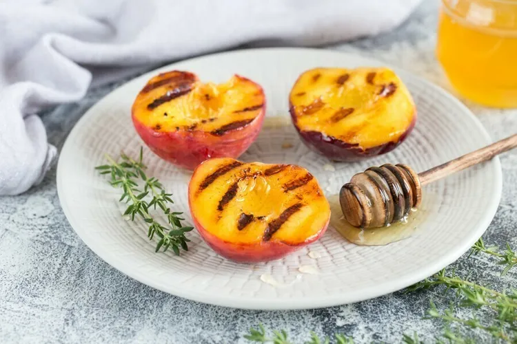 Grilled peaches with honey drizzle