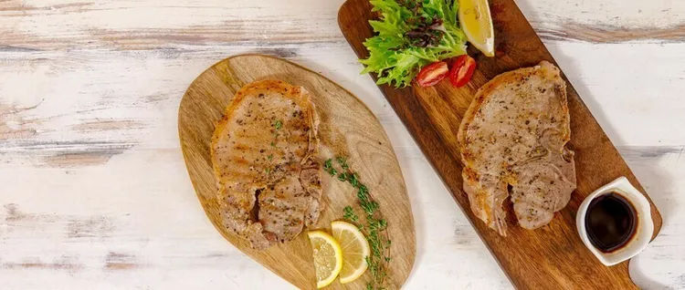 Grilled pork chops with garlic-lime sauce