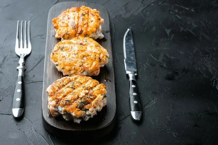 Grilled salmon burgers with mustard, lemon and herbs