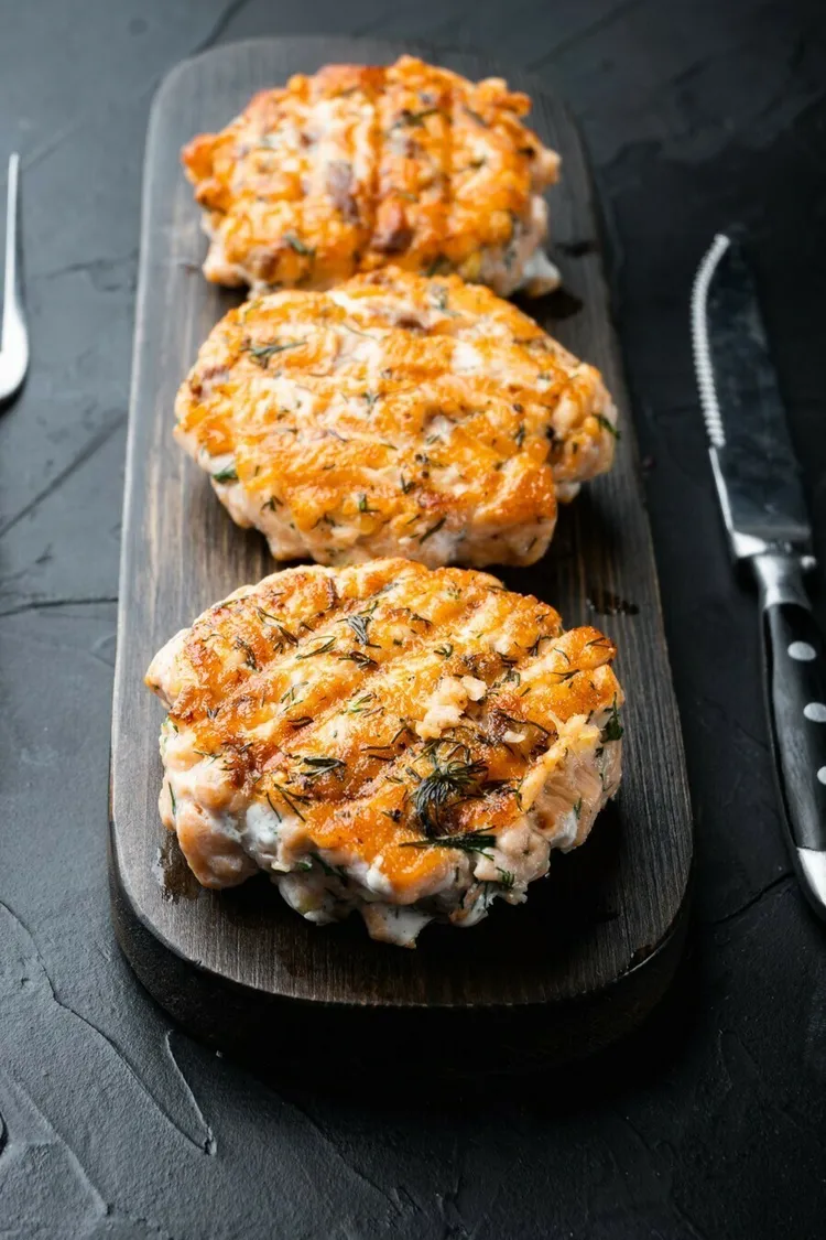 Grilled salmon cakes with onion and black pepper