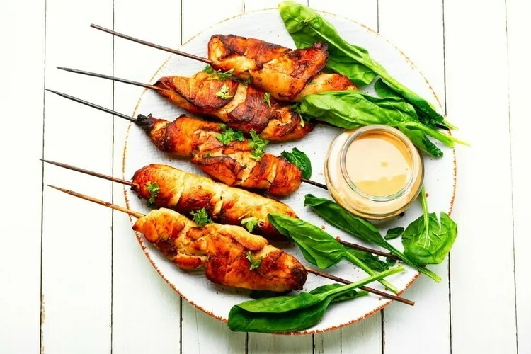 Grilled sesame chicken kebabs with onion, ricotta and spearmint