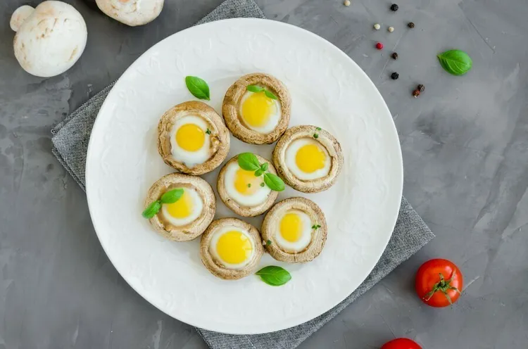 Ham and egg mushroom cups with black pepper and olive oil