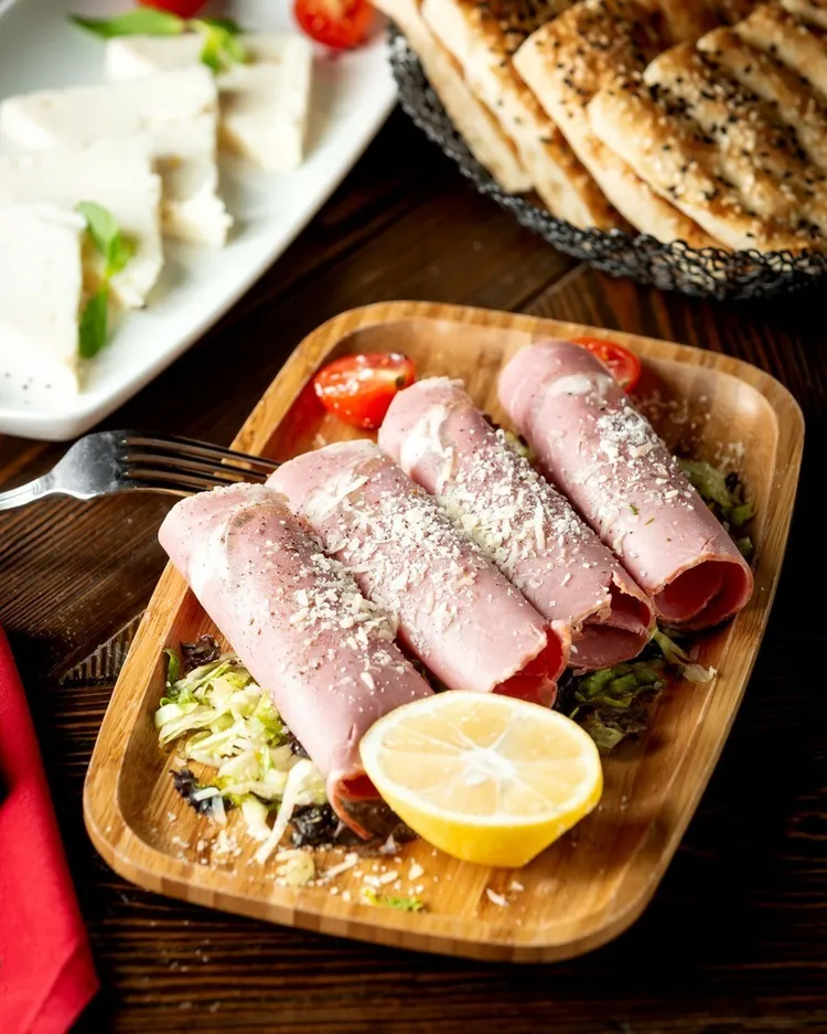 Ham, egg and spinach roll-ups with tomato and olive oil