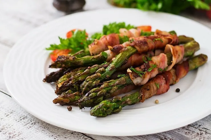 Ham-wrapped asparagus with olive oil