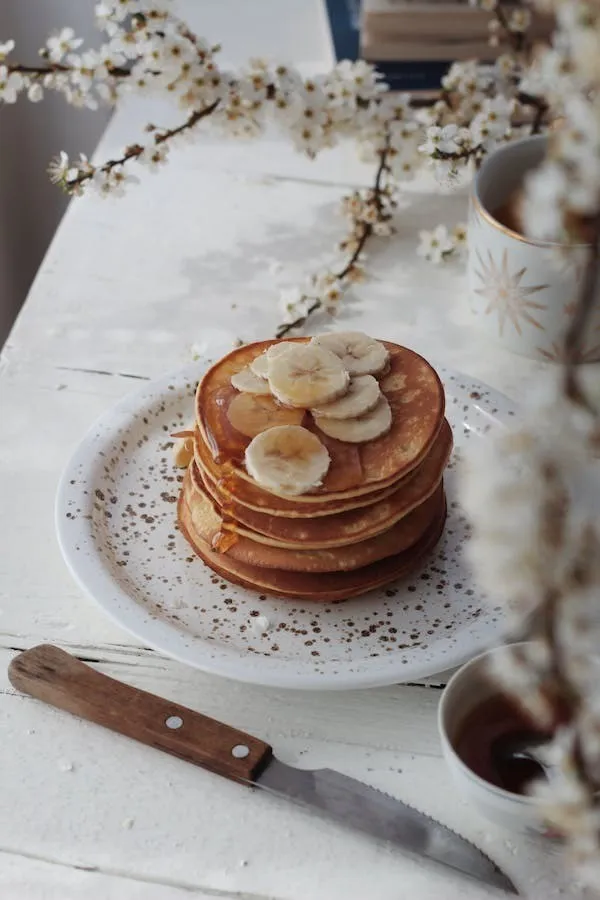 Cinnamon-banana oat pancakes with coconut oil: a healthy breakfast!