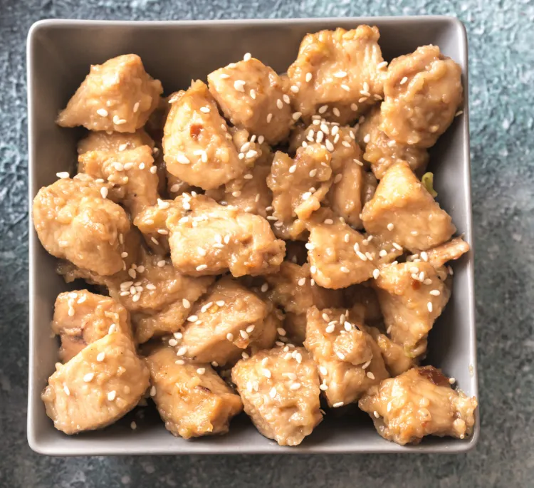 Lightly sweetened sesame chicken with garlic