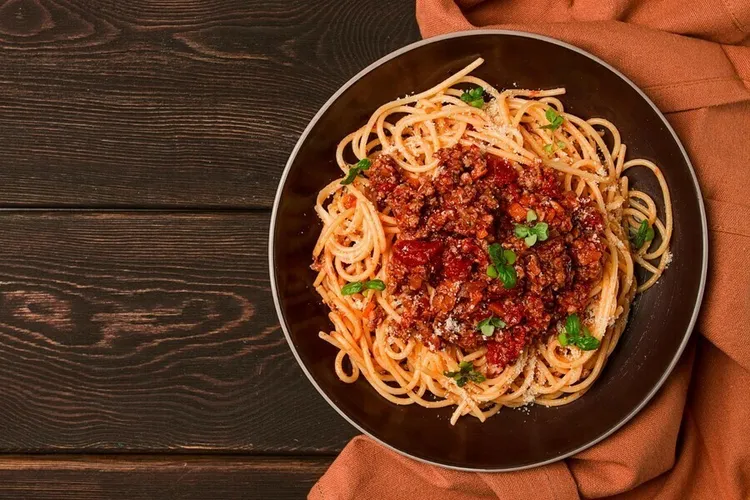 Spaghetti with rich meat sauce