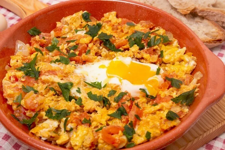 Huevos pericos with onions and tomatoes