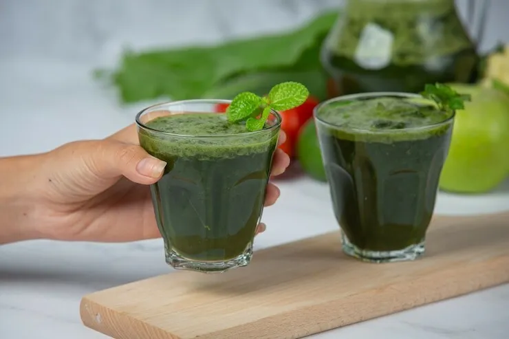 Kale, spinach and pear smoothie