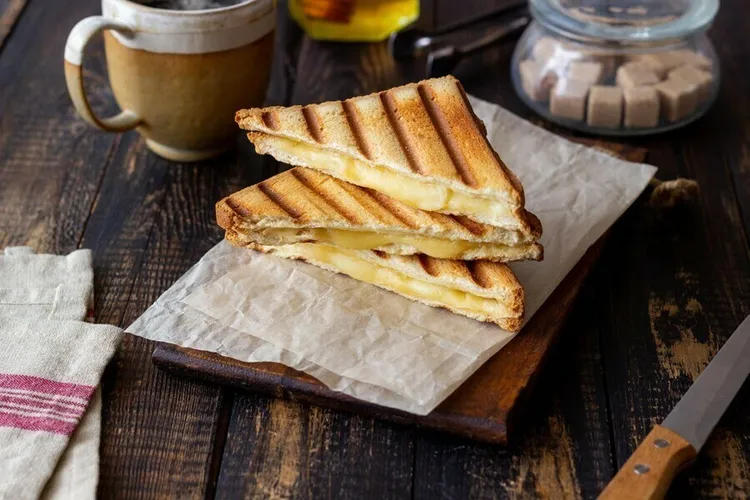 Keto grilled cheese sandwiches with cauliflower, parmesan and oregano