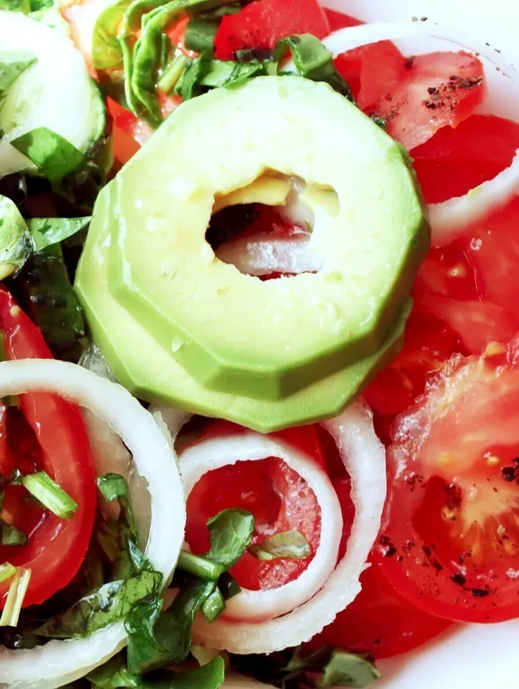 Citrusy avocado salad with tomatoes and onion