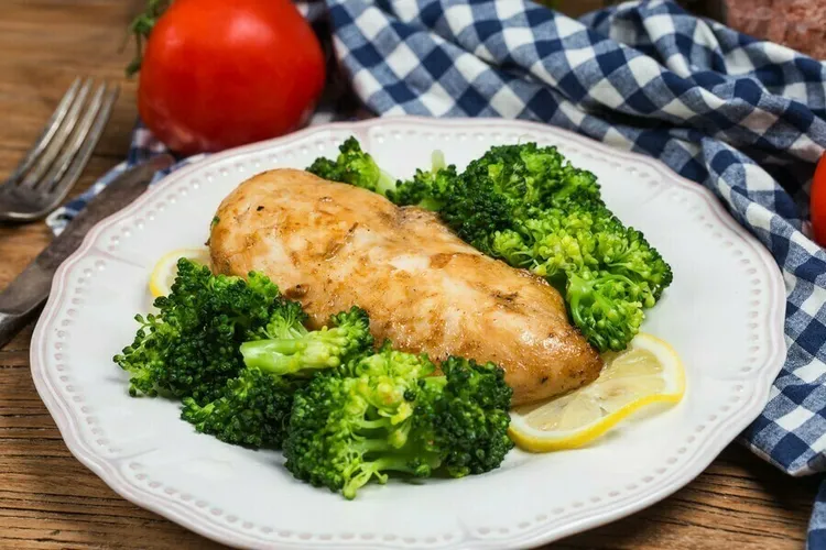 Lemon-garlic chicken with broccoli and parsley