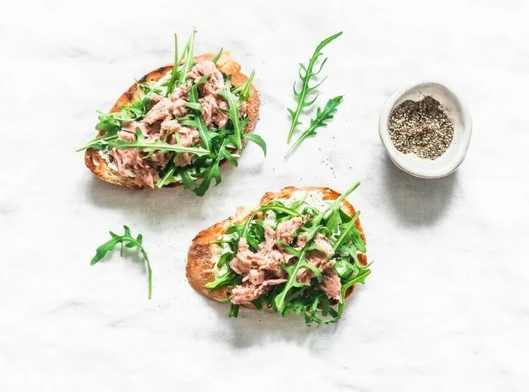 Lemon-pepper tuna sandwich with arugula and rye bread