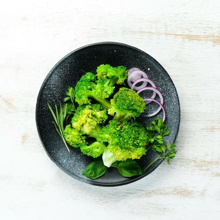 Lemon-steamed broccoli with olive oil and black pepper