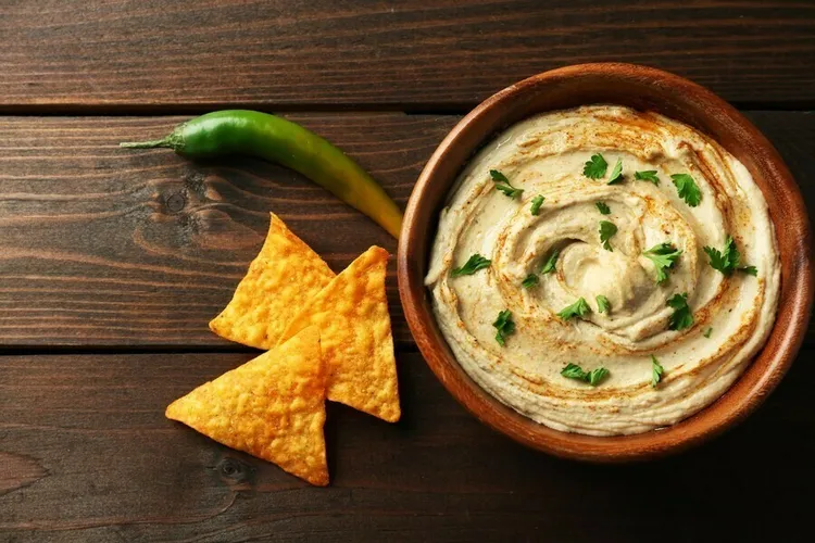 Light and creamy low-calorie hummus