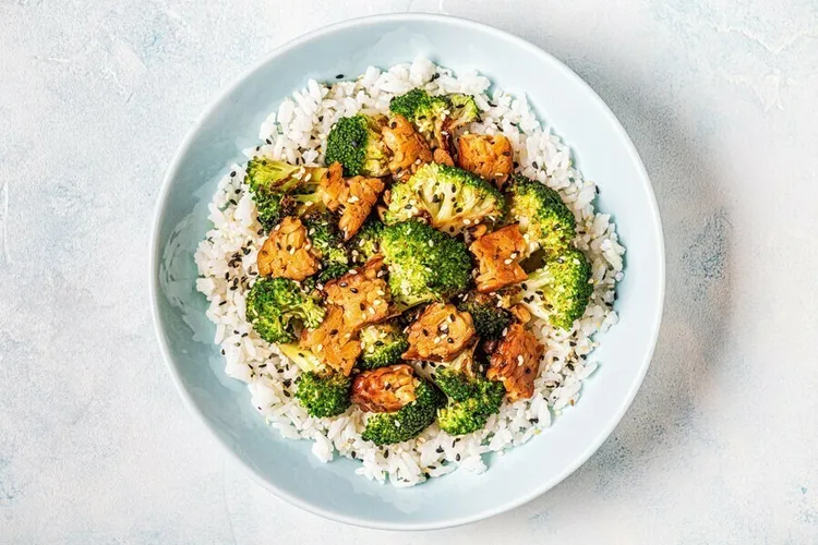 Honey sesame chicken with brown rice and veggies