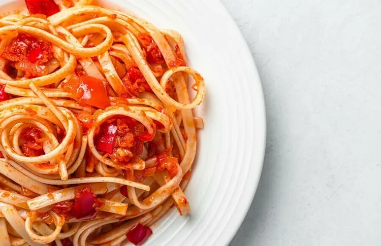 Linguine with roasted red peppers and kalamata olives